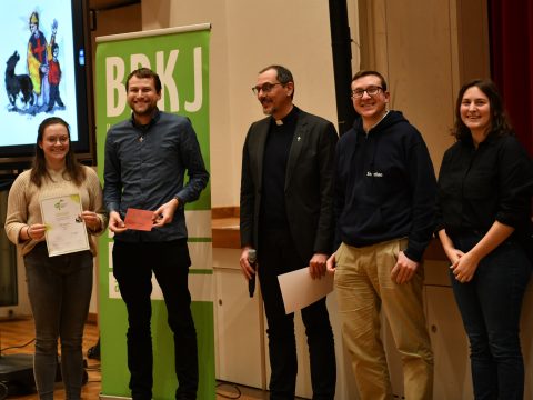 Hanna Vater und Christian Wüst (li) von der KLJB Augsburg nehmen die Urkunde für den Bischof-Simpert-Preis 2024 entgegen