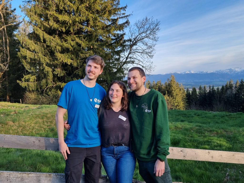 Fabian Schneider (l) wurde nach einer Amtszeit von zwei Jahren von seiner*n Vorstandkolleg*in verabschiedet