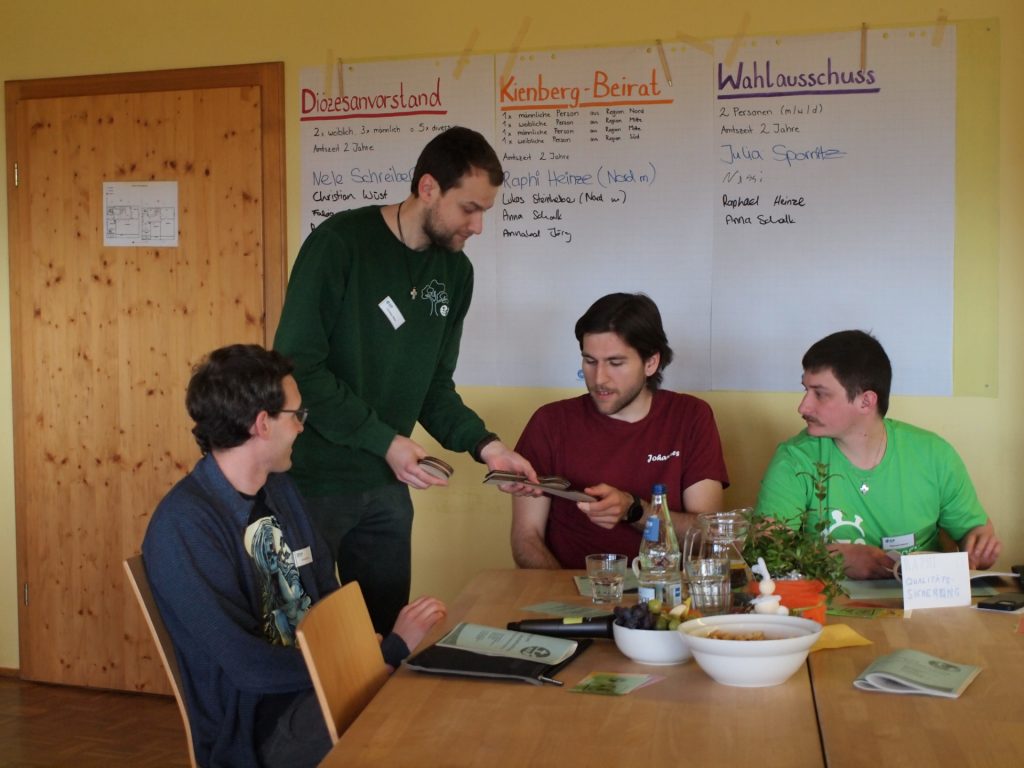 Stimmkarten werden verteilt