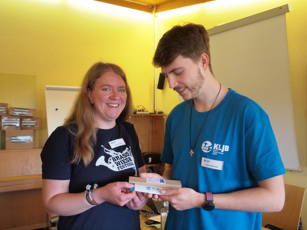 Antonia Kainz von der KLJB Bayern verabschiedet Fabian Schneider aus dem Diözesanvorstand