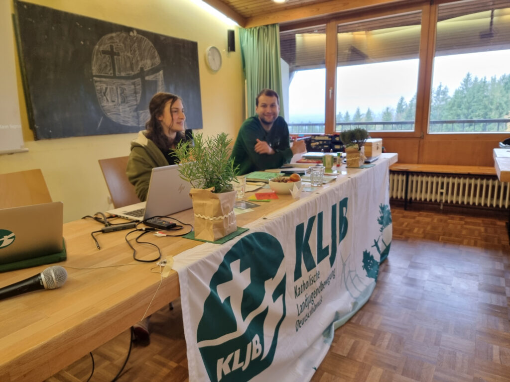 Der aktuelle Vorstand: Eva-Maria und Christian eröffnet die Versammlung.