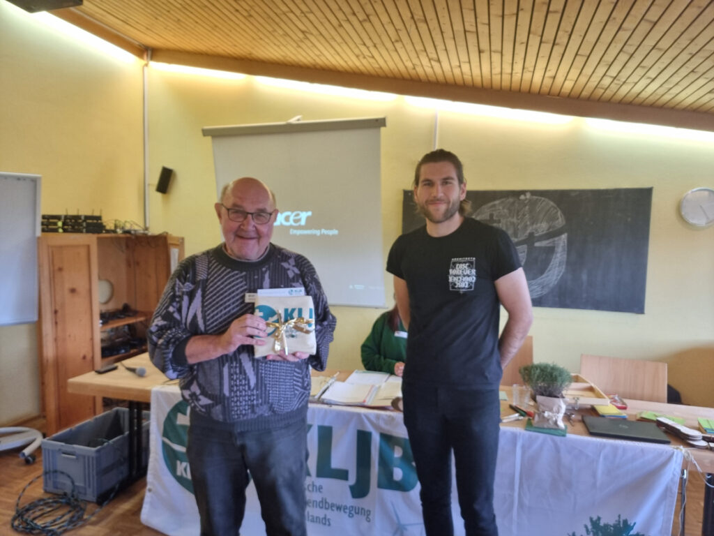 Gerhard Höppler (li) wird von Johannes vom Wahlausschuss im Amt des Diözesanseelsorgers begrüßt.